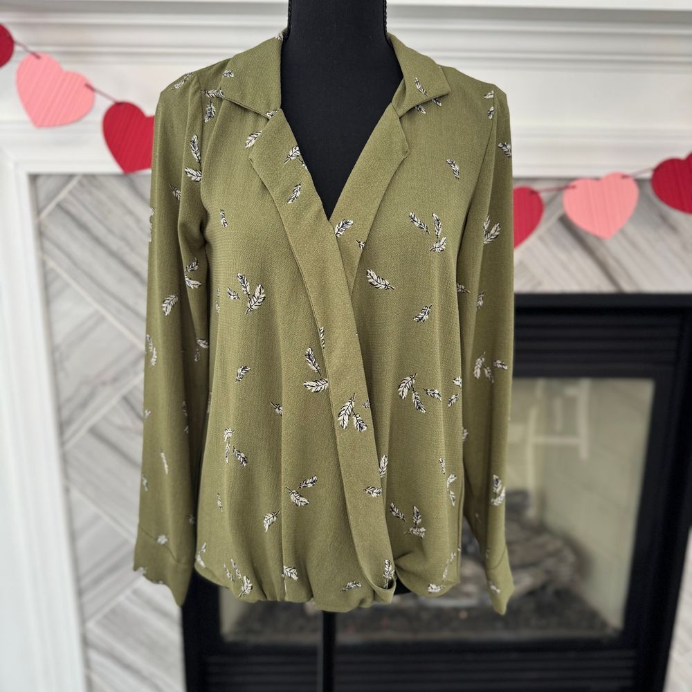 Willow‎ & Root Olive Green Feather Print Wrap Front Blouse Size Small